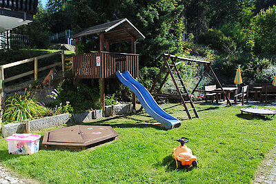 großer Garten mit Spielplatz im Englmarer Hof